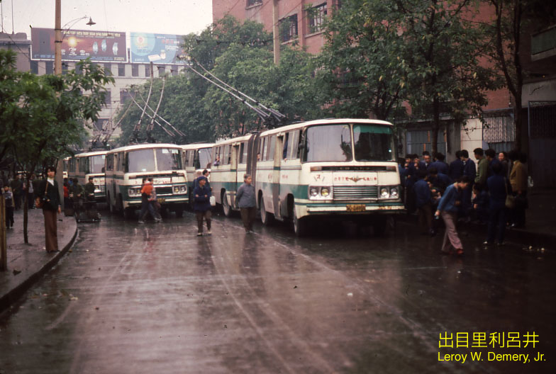 Jiĕfàng Bēi (解放碑) terminal, trolleybus Line 102