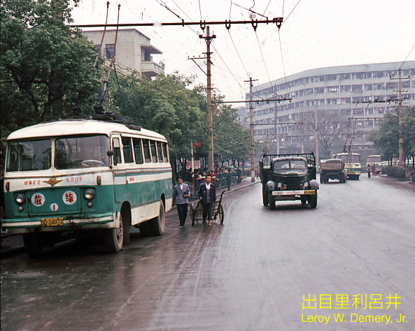 Near Shāpíngbà (沙坪坝) trolleybus terminal